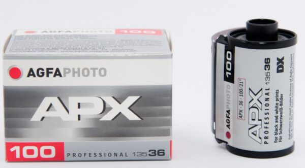 ⁦AgfaPhoto Agfapan APX 100 Black and White Negative Film (35mm Roll Film- 36 Exposures)⁩ - الصورة ⁦3⁩